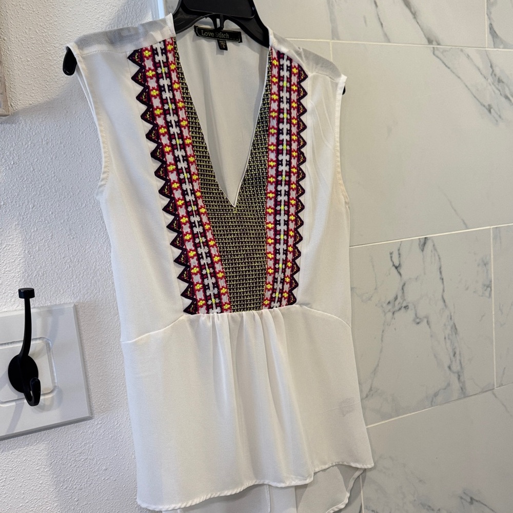 Crown & Ivy White Top with Multicolor Embroidery
